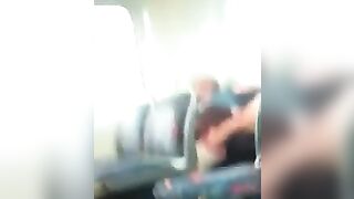 chico grava dos chicas chupandose la concha en el tren