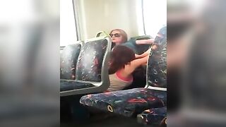 chico grava dos chicas chupandose la concha en el tren