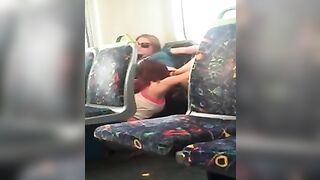 chico grava dos chicas chupandose la concha en el tren