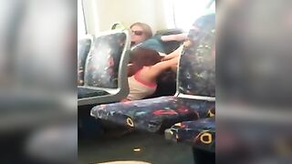 chico grava dos chicas chupandose la concha en el tren