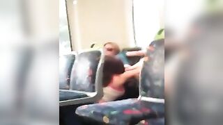 chico grava dos chicas chupandose la concha en el tren