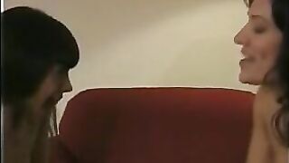 Kissing lesbians!, Extreme long tongue!