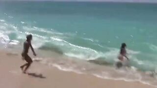 filles s evib sur la plage 2