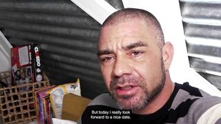 Dutch porn: That guy screws, this babe eats chips! Sexybuurvrouw