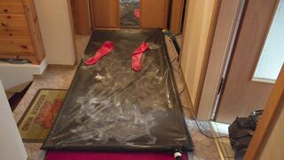 Mit Fantasticrubber Krageneinstieg Catsuit in Vakuumbett