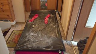 Mit Fantasticrubber Krageneinstieg Catsuit in Vakuumbett