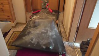 Mit Fantasticrubber Krageneinstieg Catsuit in Vakuumbett