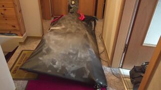 Mit Fantasticrubber Krageneinstieg Catsuit in Vakuumbett