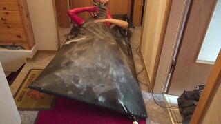 Mit Fantasticrubber Krageneinstieg Catsuit in Vakuumbett