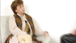 Omi Gudrun ist von alles Dildos ueberzeugt