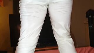 ⭐ Wetting my jeans on a stool - then rewetting 'em tomorrow in daybed ;)