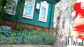 сверкаю сиськами и писькой посреди улицы Exhibitionist Wife