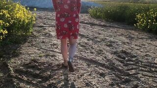 ⭐ Alice - Squatting to void urine in public outdoors - for all u pee lovers out there ;)