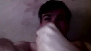 Артем дрочит член сам себе ногами self suck autofellatio self footjob 2015