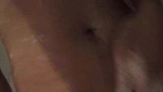 je me caresse sous la douche avant de baiser mon beau pere