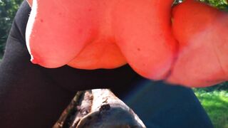 Große nackte Brüste schön abmelken in der Öffentlichkeit
