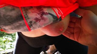 Große nackte Brüste schön abmelken in der Öffentlichkeit