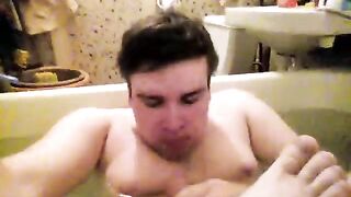Сосет сам себе дрочит ногами лижет ноги в ванной self suck autofellatio self footjob