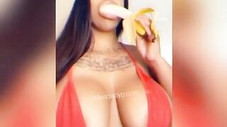 Missdaisyp banana eating