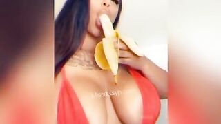 Missdaisyp banana eating