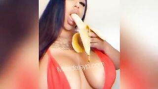 Missdaisyp banana eating