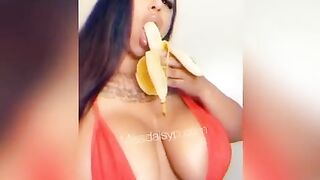 Missdaisyp banana eating