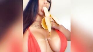 Missdaisyp banana eating