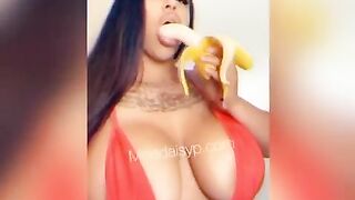 Missdaisyp banana eating