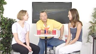 Die two Studentinen und der Stecher von nebenan