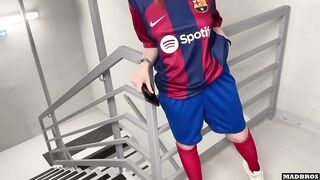 A Barcelona Supporter Banged By PSG Fan in The Corridors Of The Football Stadium !!!