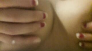 Manoseando mis tetas para ti