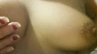 Manoseando mis tetas para ti