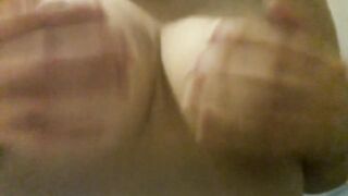 Manoseando mis tetas para ti