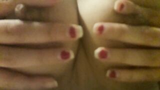 Manoseando mis tetas para ti