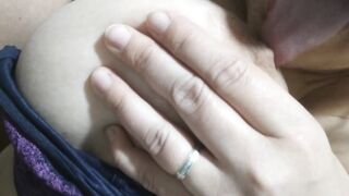 Играю язычком с сиськами