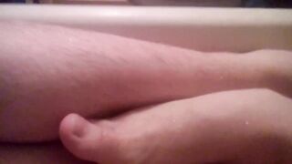 Артем сосет сам себе дрочит ногами лижет ноги в ванной self suck autofellatio self footjob
