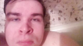 Артем сосет сам себе дрочит ногами лижет ноги в ванной self suck autofellatio self footjob