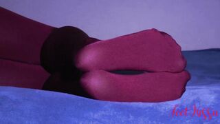 Red nylon, hawt feet