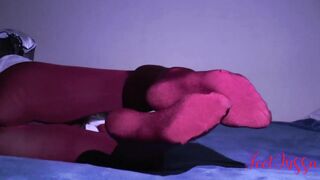 Red nylon, hawt feet