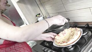 Голая кулинария Мамочка Милф в прозрачном пеньюаре без трусов готовит в кухне пиццу. Домашний нудизм