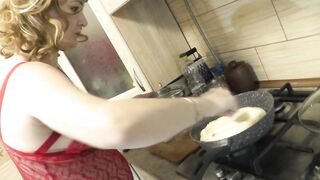 Голая кулинария Мамочка Милф в прозрачном пеньюаре без трусов готовит в кухне пиццу. Домашний нудизм