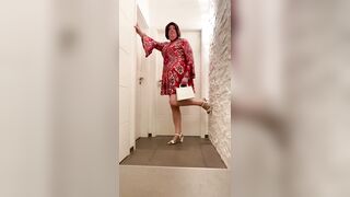 Nicolette in her recent sandals and fresh handbag – I suppose this babe looks hot