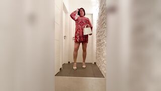 Nicolette in her recent sandals and fresh handbag – I suppose this babe looks hot