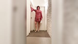 Nicolette in her recent sandals and fresh handbag – I suppose this babe looks hot