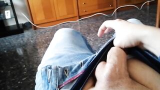 Me aburria y me acabo pajeando en mi casa