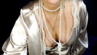 Older honey and her juicy twat-pussy .!. ))