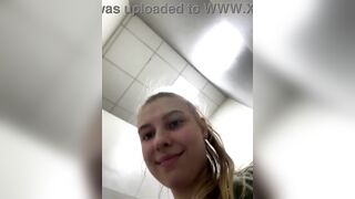 Fingering snatch in public cumming so sexy