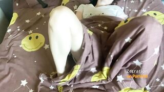ГОРЯЧАЯ БРЮНЕТКА ЛАСКАЕТ СЕБЯ ПОД ОДЕЯЛОМ
