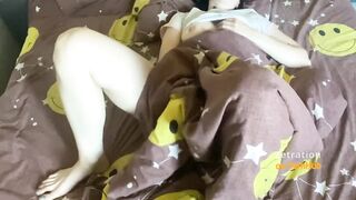 ГОРЯЧАЯ БРЮНЕТКА ЛАСКАЕТ СЕБЯ ПОД ОДЕЯЛОМ
