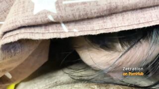 БЕЗ СЛОВ ОТСОСАЛА ПОД ОДЕЯЛОМ ВОЛОСАТОМУ ХАЧУ